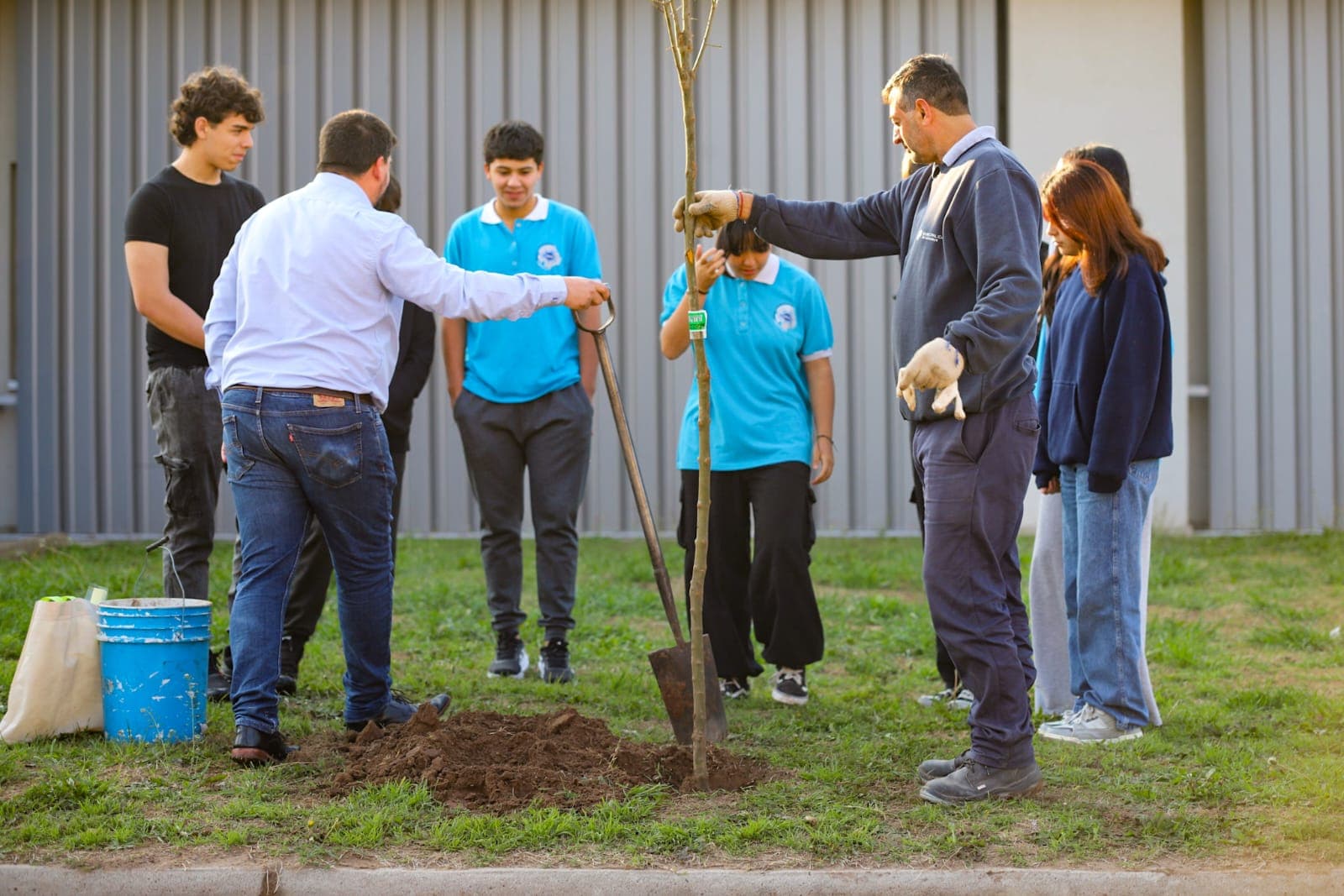 DÍA NACIONAL DEL ÁRBOL: PLANTACIÓN DE EJEMPLARES JUNTO A LA COMUNIDAD EDUCATIVA DE LA ESCUELA PROA