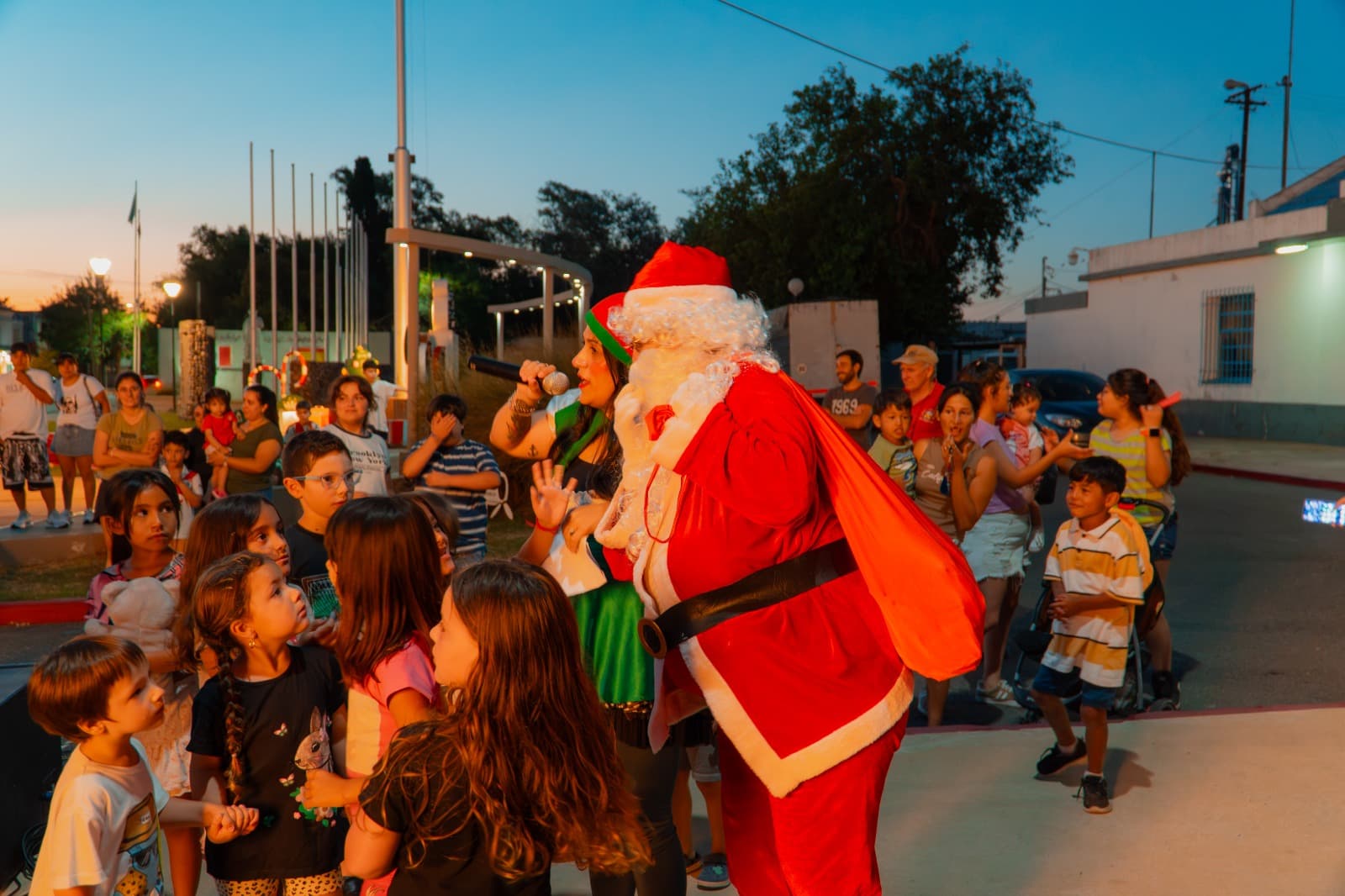 PAPÁ NOEL VISITÓ EL ÁRBOL NAVIDEÑO Y RECIBIÓ MÁS DE 250 CARTITAS